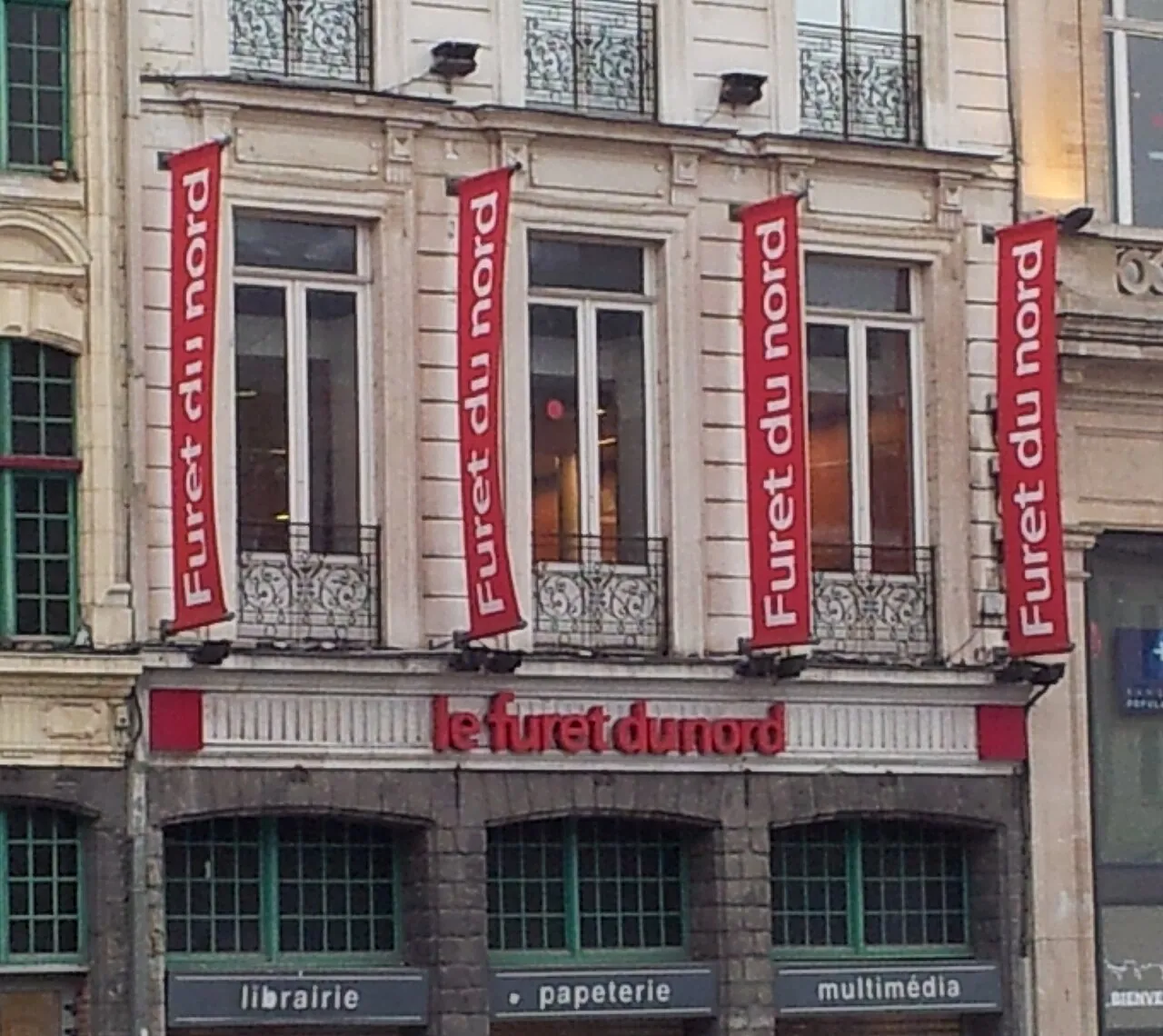 Façade du Furet du Nord sur la Grand-Place à Lille