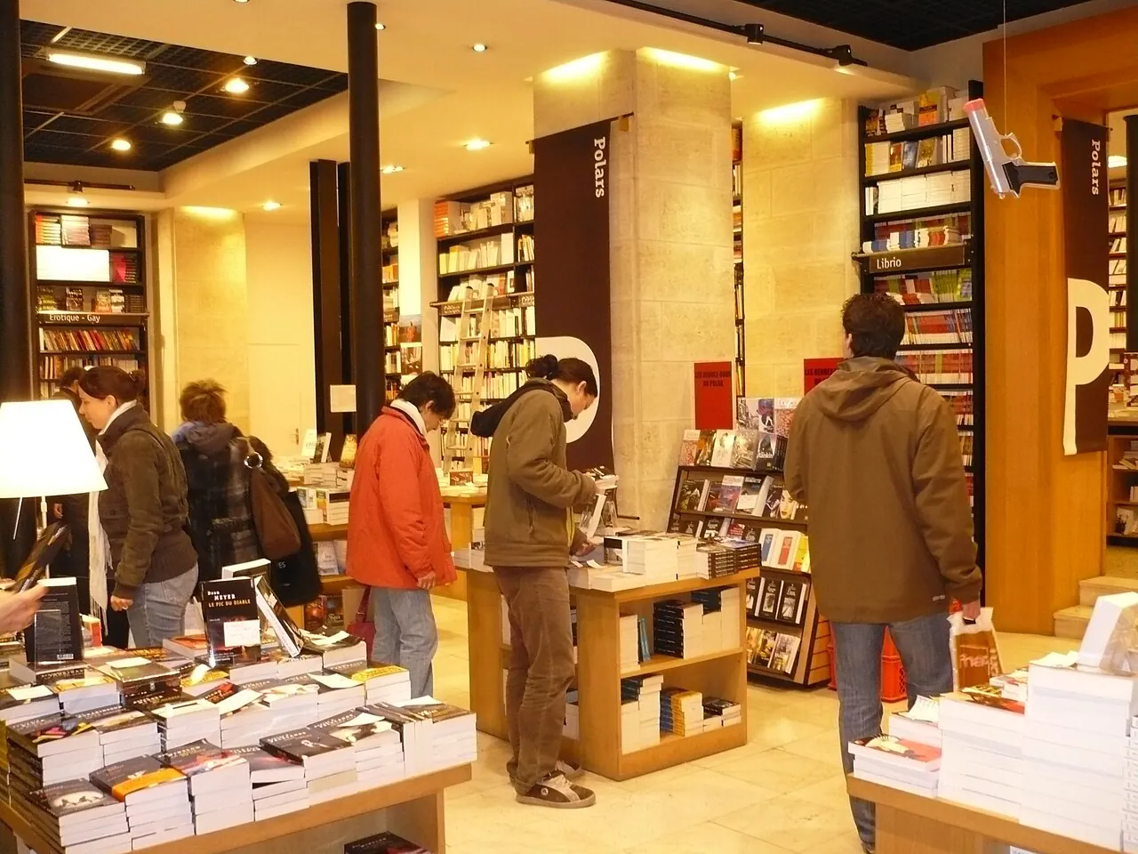Intérieur de la librairie Mollat à Bordeaux