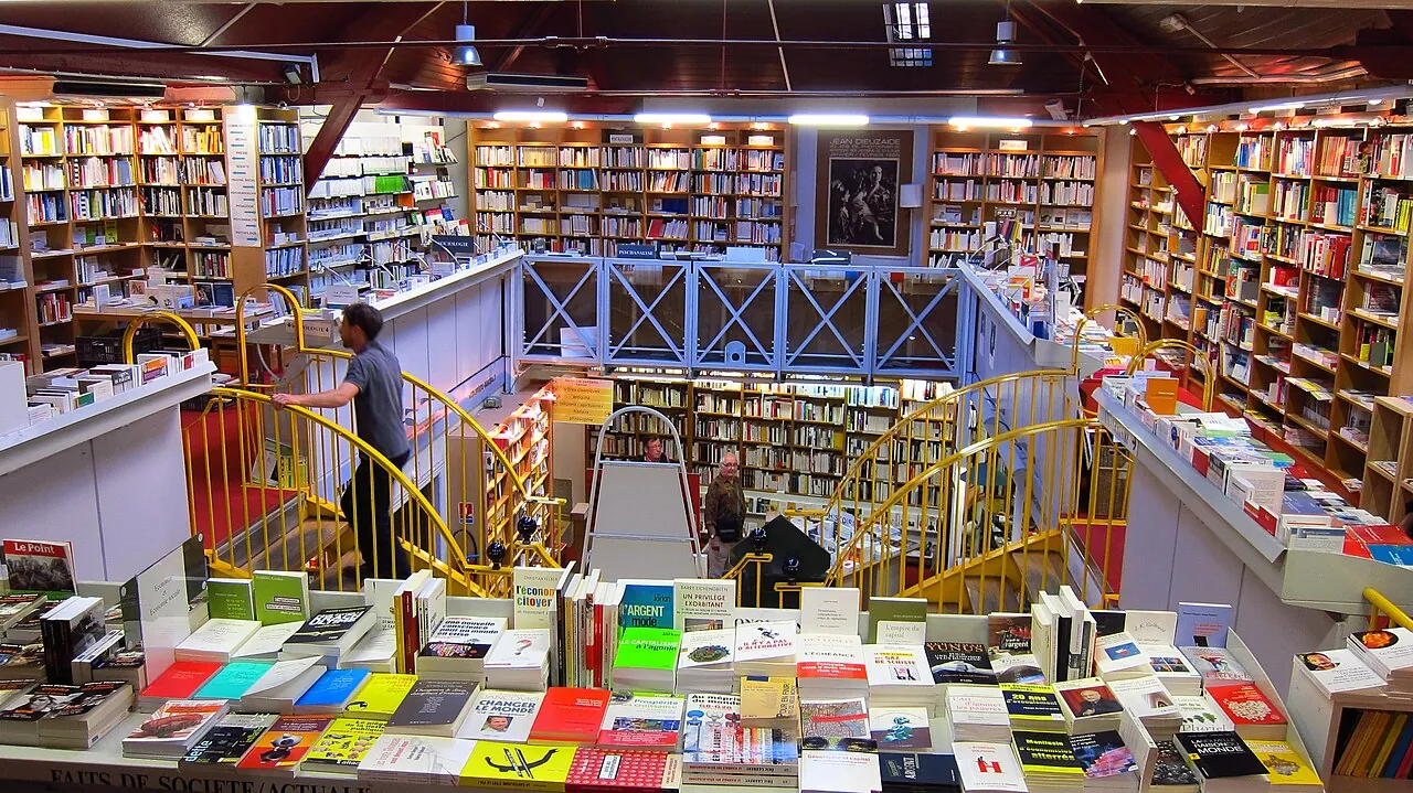 Intérieur de la librairie Ombres Blanches à Toulouse
